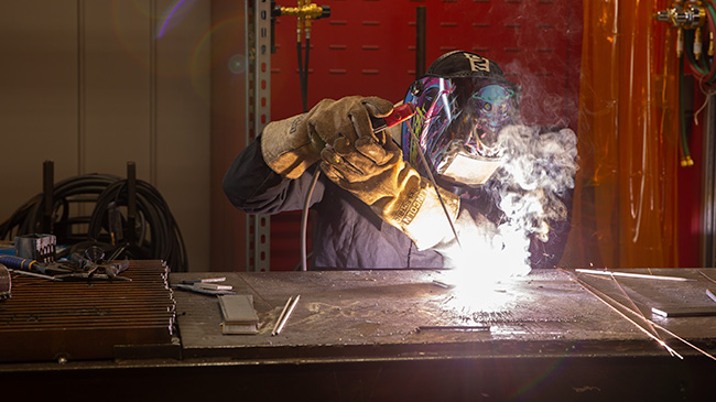 Reynolds student in the welding lab